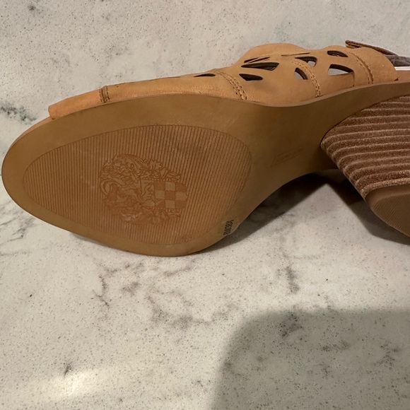 Vince Camuto "Deverly" cutout nubuck heeled sandals Size 8 New in Box - Picture 5 of 8